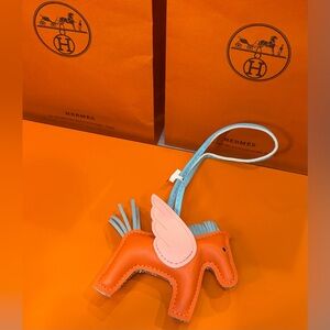 🧡VIBES FASHION KEYCHAIN/BAG CHARM🧡
NWT